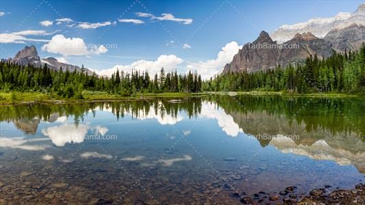 تصویر با کیفیت کوه ها و دریاچه 